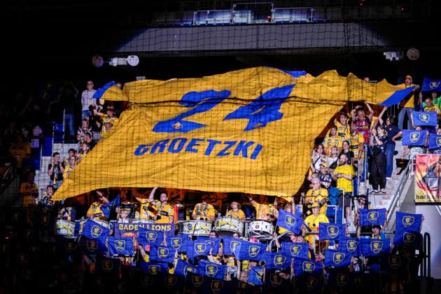 Handball, HBL, Rhein-Neckar Löwen - TSV Hannover-Burgdorf Die Fankurve der Rhein-Neckar Löwen zeigt eine Choreo für Patrick Groetzki (RNL, 24), Choreographie der Zuschauer, Fans, Ultras Publikum, Zuschauer, Stimmung, Atmosphäre, Stadion, 03.06.2026, Mannheim (Deutschland), Handball, Bundesliga, Rhein-Neckar Löwen - TSV Hannover-Burgdorf