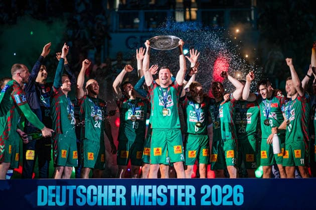 Handball, HBL, SC Magdeburg feiert Deutsche Meisterschaft #2 Deutschland: HBL DAIKIN Handball Bundesliga 2025 - 2026, 33. Spieltag - SC Magdeburg vs VfL Gummersbach - GETEC Arena (Magdeburg): Meisterehrung, Pokal, Trophäe, Feier, Jubel, Emotionen Copyright: xTomxLauruschkatx
