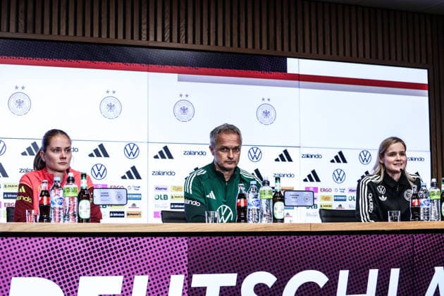 Sport Bilder des Tages Fussball, WM-Qualifikation Europa (Frauen) Saison 2026 Abschluss Pressekonferenz Deutschland vor dem Spiel gegen Norwegen 04.06.2026, RheinEnergeieSTADION v.L. Sjoeke Nüsken (Deutschland), Christian Wück (Trainer, Deutschland), Sonja Alger (Pressesprecherin, Deutschland) Köln RheinEnergieSTADION Nordrhein-Westfalen Deutschland