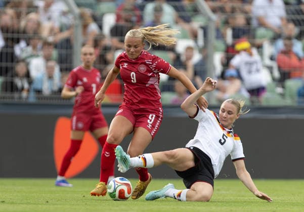Sport Bilder des Tages GER, Leipzig, DFB, Fussball, Frauenfussball, internationales Freundschaftsspiel, Deutschland U23 vs. Daenemark U23 im Bild v.l.: Mai Wendicke (Daenemark 09), Jella Veit (Deutschland U23 05), Zweikampf 04.06.2026, Alfred-Kunze Sportpark Leipzig DFB REGULATIONS PROHIBIT ANY USE OF PHOTOGRAPHS AS IMAGE SEQUENCES AND OR QUASI-VIDEO, Copyright: HMBxMedia PaulxFritz