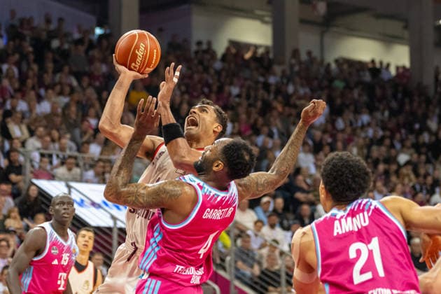 Sport Bilder des Tages Zweikampf zwischen Kilian Fischer (FC Bayern Muenchen, 01) und Jeff Garrett Jr. (Telekom Baskets Bonn, 04). Telekom Baskets Bonn vs. FC Bayern Muenchen, Basketball, e@sy credit BBL, Halbfinale, 3. Spiel, Saison 2025 2026, 04.06.2026 Telekom Baskets Bonn vs. FC Bayern Muenchen, Basketball, e@sy credit BBL, Halbfinale, 3. Spiel, Saison 2025 2026, 04.06.2026 Bonn Copyright: xEibner-Pressefoto ThomasxHaeslerx EP_THR