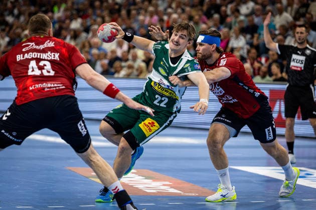 Sport Bilder des Tages DAIKIN HBL: SG Flensburg-Handewitt vs ThSV Eisenach; 04.06.26 Felix Aellen (Nr.22, ThSV Eisenach) gegen Blaz Blagotinsek (Nr.43, SG Flensburg-Handewitt) und Johannes Golla (Nr.04, SG Flensburg-Handewitt) DAIKIN HBL: SG Flensburg-Handewitt vs ThSV Eisenach, GP JOULE Arena am 04.06.26 Copyright: xBEAUTIFULxSPORTS MarioxM.xKobergx
