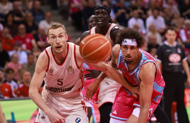Sport Bilder des Tages Niels Giffey (Bayern, L) gegen Michael Kessens (Bonn), Bonn, Deutschland, 04.06.2026, Basketball Bundesliga, 3. Halbfinale, Telekom Baskets Bonn vs FC Bayern München Basketball.