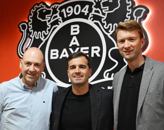 05.062.2026, xophax, Fussball 1.Bundesliga, Bayer 04 Leverkusen , Pressekonferenz . Vorstellung des neuen euen Trainers Carles Martinez Novell ( Bayer 04 ) , mitte . Fernando Carro , links und Simon Rolfes , rechts Leverkusen