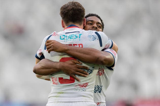 Bordeaux Sevens, SVNS Rugby World Championship, WM, Weltmeisterschaft Nach dem unerwarteten Sieg umarmen sich die US-Amerikaner Orrin Bizer und Marcus Tupuola. Gruppenspiel zwischen den USA und Australien. Drittes Turnier der SVNS World Championship, Siebener-Rugby WM vom 5. bis 7. Juni 2026 in Bordeaux (Frankreich). Tag 1, Gruppenspiele am 5. Juni 2026., Bordeaux Region Nouvelle-Aquitaine Frankreich Stade Atlantique