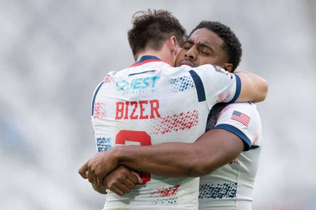 Bordeaux Sevens, SVNS Rugby World Championship, WM, Weltmeisterschaft Nach dem unerwarteten Sieg umarmen sich die US-Amerikaner Orrin Bizer und Marcus Tupuola. Gruppenspiel zwischen den USA und Australien. Drittes Turnier der SVNS World Championship, Siebener-Rugby WM vom 5. bis 7. Juni 2026 in Bordeaux (Frankreich). Tag 1, Gruppenspiele am 5. Juni 2026., Bordeaux Region Nouvelle-Aquitaine Frankreich Stade Atlantique
