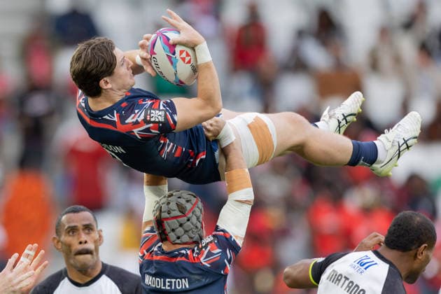Bordeaux Sevens, SVNS Rugby World Championship, WM, Weltmeisterschaft Matt Davidson wird von Ethan Waddleton (beide Großbritannien) bei einem Ankick in die Höhe gehoben. Gruppenspiel zwischen Großbritannien und Fidschi. Drittes Turnier der SVNS World Championship, Siebener-Rugby WM vom 5. bis 7. Juni 2026 in Bordeaux (Frankreich). Tag 1, Gruppenspiele am 5. Juni 2026., Bordeaux Region Nouvelle-Aquitaine Frankreich Stade Atlantique