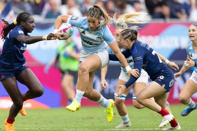 Bordeaux Sevens, SVNS Rugby World Championship, WM, Weltmeisterschaft Maria Taladrid (Argentinien) versucht den französischen Verteidigerinnen zu entkommen. Zweites Gruppenspiel zwischen Frankreich und Argentinien. Drittes Turnier der SVNS World Championship, Siebener-Rugby WM vom 5. bis 7. Juni 2026 in Bordeaux (Frankreich). Tag 1, Gruppenspiele am 5. Juni 2026., Bordeaux Region Nouvelle-Aquitaine Frankreich Stade Atlantique
