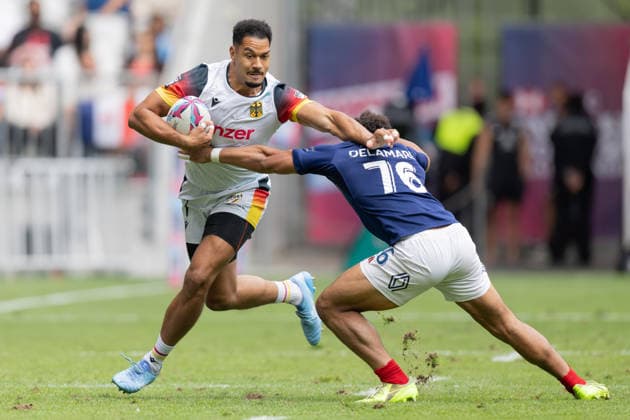 Deutschland-Frankreich, SVNS Rugby World Championship, WM, Weltmeisterschaft Chris Umeh (Deutschland, 7) wehrt sich gegen den angreifenden Liam Delamare (Frankreich, 76). Drittes Gruppenspiel zwischen Deutschland und Frankreich. Drittes Turnier der SVNS World Championship, Siebener-Rugby WM vom 5. bis 7. Juni 2026 in Bordeaux (Frankreich). Tag 2, Gruppenspiele am 6. Juni 2026., Bordeaux Region Nouvelle-Aquitaine Frankreich Stade Atlantique