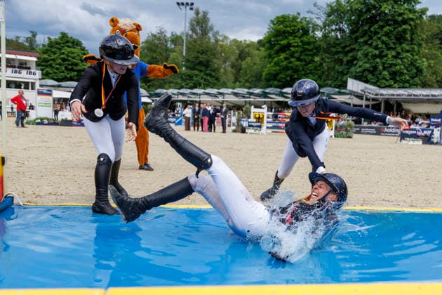 BALVE - LONGINES Balve Optimum 2026, BALVE - LONGINES Balve Optimum 2026 KLAPHAKE Laura (GER), ROTH Britt (GER), TEBBEL Justine (GER) Meisterehrung Meisterbad Sektdusche Springprüfung Kl.S