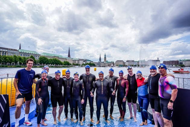 Ironman Hamburg Wettkampf der Ironman CEOs 06.06.26: Impressionen vom exklusiven CEO-Wettkampf im Rahmen des Ironman Hamburg 2026. Die teilnehmenden Geschäftsführer und CEOs absolvierten einen Aquathlon, bestehend aus 200 Metern Schwimmen in der Binnenalster und einem anschließenden 5-Kilometer-Lauf entlang der Alsterufer. Das Event bietet Wirtschaftslenkern eine sportliche Plattform im Vorfeld des Hauptrennens. Fotos: Julian Richter Hamburg Alster Hamburg Deutschland