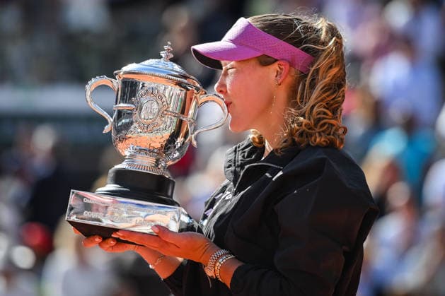 June 6, 2026, Paris, France, France: Mirra ANDREEVA of Russia celebrates his victory with the trophy during the fourteenth day of the Roland-Garros 2026, French Open 2026, Grand Slam tennis tournament at Roland-Garros Stadium on June 06, 2026 in Paris, France. Paris France - ZUMAm308 20260606_zsp_m308_005 Copyright: xMatthieuxMirvillex