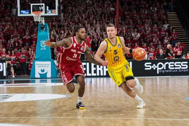 Bamberg, Deutschland 06. Juni 2026: 1. BBL Playoff Halbfinale - 2025 2026 - Sp. 4 - Bamberg Baskets gegen Alba Berlin Im Bild: v. li. im Zweikampf Cobe Williams (Bamberg) und Martin Hermannsson (Berlin) Brose Arena Bayern Copyright: xFotostandx xSchmittx