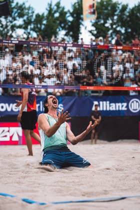 Beachvolleyball Männer Allianz German Beach Tour 2026 Tourstop Berlin 07.06.2026 Jannik Kühlborn jubelt nach dem Sieg Berlin Funkhaus Beach Berlin Deutschland