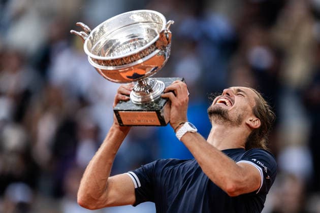 2026 French Open - Day Fifteen Alexander Zverev celebrates with the trophy after winning his final men s singles match against Flavio Cobolli on day 15 of the French Open tennis tournament on Court Philippe Chatrier at the Roland-Garros Complex in Paris, France. Paris France  Copyright: xIbrahimxEzzatx originalFilename:ezzat-notitle260607_npGn5.jpg