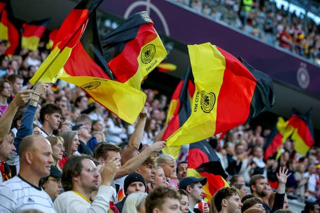05.06.2026, xsscx, Fußball, Länderspiel, WM Qualifikation Frauen, Deutschland - Norwegen, Rhein-Energie-Stadion in Köln: Fans mit Deutschlandfahnen feiern das Tor zum 1:0 DFB regulations prohibit any use of photographs as image sequences and or quasi-video. Photo: xSandraxScherningxPressefotoKochx Nordrhein-Westfalen Germany