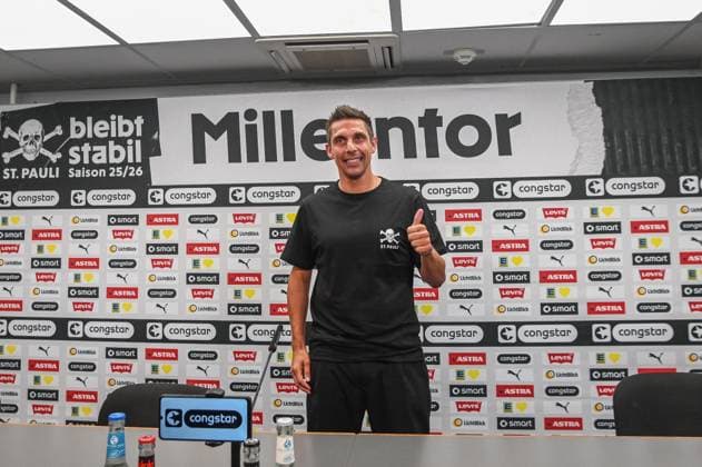 Vorstellung des neuen Trainers Marcel Rapp ( Pauli ) Daumen hoch Deutschland , Hamburg , Millerntorstadion , Fussball , 2. Bundesliga , FC St Pauli