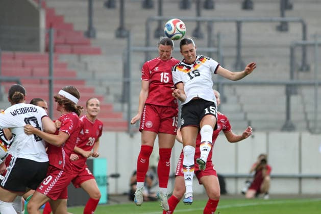 Fußball, U23-Frauen: Deutschland - Dänemark, 08.06.26 Kapitänin Karen Knudsen (15, Dänemark U23) gegen Selina Ostermeier (15, Deutschland U23, Bayer Leverkusen) im Kopfball-Duell. Fußball, Testspiel U23-Frauen: Deutschland - Dänemark am 08.06.26 im Leuna-Chemie-Stadion Halle (Saale). Copyright: xBEAUTIFULxSPORTS JanxKaeferx