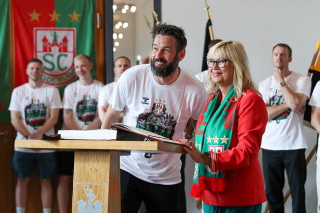 08.06.2026 ,xgox, Handball - Daikin HBL, Empfang und Feier am Rathaus mit dem SC Magdeburg emspor, v.l. Bennet Wiegert (Magdeburg, Trainer) trägt sich ins Goldene Buch der Stadt ein Magdeburg