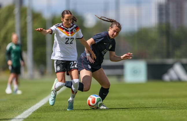 GER, Frankfurt, Deutschland U19 vs USA U19 Freundschaftsspiel, Fussball, DFB, Spielzeit 2025 2026, DFB-Campus, zweites Spiel im Bild v.l.: Emma Memminger (Deutschland U19 Frauen 22), Olivia Stafford (USA U19 Frauen 11) DFB DFL REGULATIONS PROHIBIT ANY USE OF PHOTOGRAPHS AS IMAGE SEQUENCES AND OR QUASI-VIDEO, 09.06.2026 Copyright: HMBxMedia HendrikxHamelau