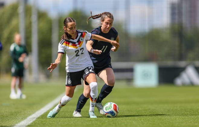 GER, Frankfurt, Deutschland U19 vs USA U19 Freundschaftsspiel, Fussball, DFB, Spielzeit 2025 2026, DFB-Campus, zweites Spiel im Bild v.l.: Emma Memminger (Deutschland U19 Frauen 22), Olivia Stafford (USA U19 Frauen 11) DFB DFL REGULATIONS PROHIBIT ANY USE OF PHOTOGRAPHS AS IMAGE SEQUENCES AND OR QUASI-VIDEO, 09.06.2026 Copyright: HMBxMedia HendrikxHamelau