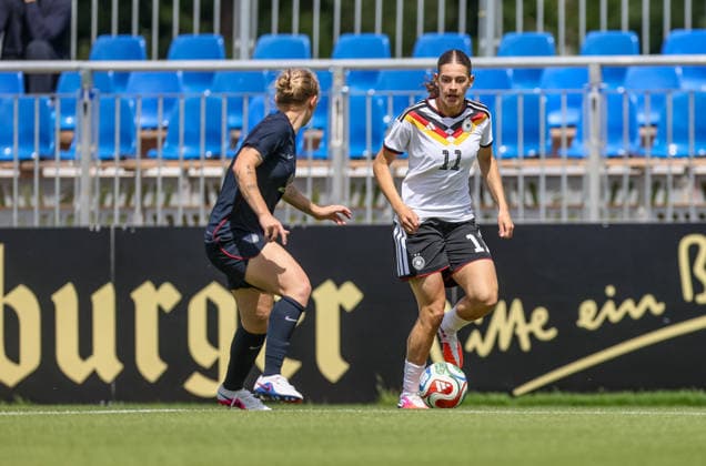 GER, Frankfurt, Deutschland U19 vs USA U19 Freundschaftsspiel, Fussball, DFB, Spielzeit 2025 2026, DFB-Campus, zweites Spiel im Bild v.l.: Hannah Jordan (USA U19 Frauen 20), Leni Marie Eggert (Deutschland U19 Frauen 11) DFB DFL REGULATIONS PROHIBIT ANY USE OF PHOTOGRAPHS AS IMAGE SEQUENCES AND OR QUASI-VIDEO, 09.06.2026 Copyright: HMBxMedia HendrikxHamelau