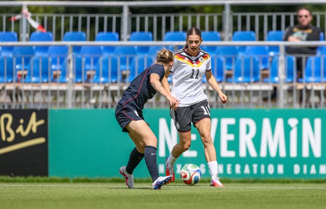 GER, Frankfurt, Deutschland U19 vs USA U19 Freundschaftsspiel, Fussball, DFB, Spielzeit 2025 2026, DFB-Campus, zweites Spiel im Bild v.l.: Hannah Jordan (USA U19 Frauen 20), Leni Marie Eggert (Deutschland U19 Frauen 11) DFB DFL REGULATIONS PROHIBIT ANY USE OF PHOTOGRAPHS AS IMAGE SEQUENCES AND OR QUASI-VIDEO, 09.06.2026 Copyright: HMBxMedia HendrikxHamelau