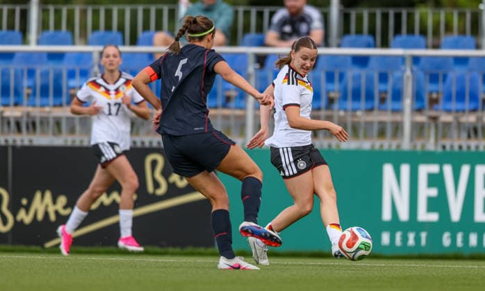 GER, Frankfurt, Deutschland U19 vs USA U19 Freundschaftsspiel, Fussball, DFB, Spielzeit 2025 2026, DFB-Campus, zweites Spiel im Bild v.l.: Pearl Cecil (USA U19 Frauen 5), Zoe Schick (Deutschland U19 Frauen 7) DFB DFL REGULATIONS PROHIBIT ANY USE OF PHOTOGRAPHS AS IMAGE SEQUENCES AND OR QUASI-VIDEO, 09.06.2026 Copyright: HMBxMedia HendrikxHamelau