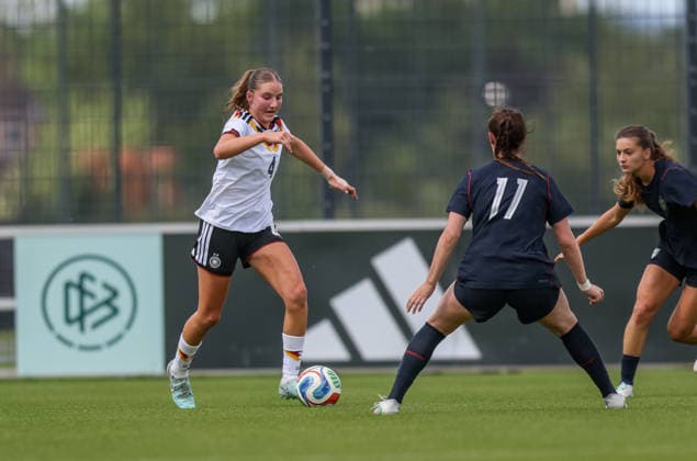GER, Frankfurt, Deutschland U19 vs USA U19 Freundschaftsspiel, Fussball, DFB, Spielzeit 2025 2026, DFB-Campus, zweites Spiel im Bild v.l.: Lina Szaraz (Deutschland U19 Frauen 4), Olivia Stafford (USA U19 Frauen 11) DFB DFL REGULATIONS PROHIBIT ANY USE OF PHOTOGRAPHS AS IMAGE SEQUENCES AND OR QUASI-VIDEO, 09.06.2026 Copyright: HMBxMedia HendrikxHamelau