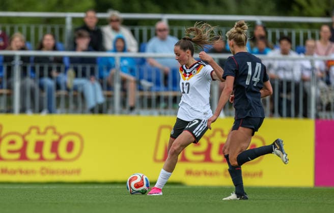 GER, Frankfurt, Deutschland U19 vs USA U19 Freundschaftsspiel, Fussball, DFB, Spielzeit 2025 2026, DFB-Campus, zweites Spiel im Bild v.l.: Helen Börner (Deutschland), Gracie Milam (USA U19 Frauen 14) DFB DFL REGULATIONS PROHIBIT ANY USE OF PHOTOGRAPHS AS IMAGE SEQUENCES AND OR QUASI-VIDEO, 09.06.2026 Copyright: HMBxMedia HendrikxHamelau