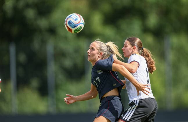 GER, Frankfurt, Deutschland U19 vs USA U19 Freundschaftsspiel, Fussball, DFB, Spielzeit 2025 2026, DFB-Campus, zweites Spiel im Bild v.l.: Kylie Maxwell (USA U19 Frauen 17), Leni Marie Eggert (Deutschland U19 Frauen 11), Zweikampf DFB DFL REGULATIONS PROHIBIT ANY USE OF PHOTOGRAPHS AS IMAGE SEQUENCES AND OR QUASI-VIDEO, 09.06.2026 Copyright: HMBxMedia HendrikxHamelau