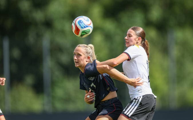 GER, Frankfurt, Deutschland U19 vs USA U19 Freundschaftsspiel, Fussball, DFB, Spielzeit 2025 2026, DFB-Campus, zweites Spiel im Bild v.l.: Kylie Maxwell (USA U19 Frauen 17), Leni Marie Eggert (Deutschland U19 Frauen 11), Zweikampf DFB DFL REGULATIONS PROHIBIT ANY USE OF PHOTOGRAPHS AS IMAGE SEQUENCES AND OR QUASI-VIDEO, 09.06.2026 Copyright: HMBxMedia HendrikxHamelau