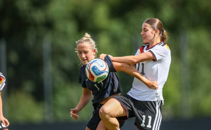 GER, Frankfurt, Deutschland U19 vs USA U19 Freundschaftsspiel, Fussball, DFB, Spielzeit 2025 2026, DFB-Campus, zweites Spiel im Bild v.l.: Kylie Maxwell (USA U19 Frauen 17), Leni Marie Eggert (Deutschland U19 Frauen 11), Zweikampf DFB DFL REGULATIONS PROHIBIT ANY USE OF PHOTOGRAPHS AS IMAGE SEQUENCES AND OR QUASI-VIDEO, 09.06.2026 Copyright: HMBxMedia HendrikxHamelau