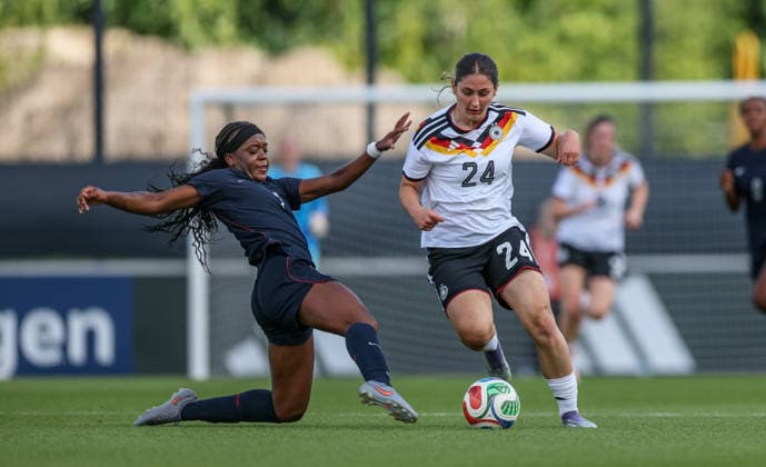 GER, Frankfurt, Deutschland U19 vs USA U19 Freundschaftsspiel, Fussball, DFB, Spielzeit 2025 2026, DFB-Campus, zweites Spiel im Bild v.l.: Jaida McGrew (USA U19 Frauen 2), Elira Terakaj (Deutschland U19 Frauen 24) DFB DFL REGULATIONS PROHIBIT ANY USE OF PHOTOGRAPHS AS IMAGE SEQUENCES AND OR QUASI-VIDEO, 09.06.2026 Copyright: HMBxMedia HendrikxHamelau