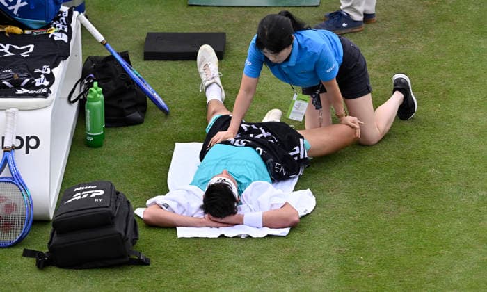 Daniel Altmaier (GER) verletzt Verletzung Behandlungspause Physio Physiotherapeutin Tennis Herren BOSS Open ATP, Tennis Herren 250 Stuttgart 2026 Weissenhof BOSS Open ATP 250 Stuttgart 2026