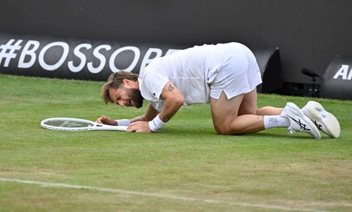 Corentin Moutet (FRA) Aktion stuerzt rutscht aus faellt auf Boden verletzt Verletzung Tennis Herren BOSS Open ATP, Tennis Herren 250 Stuttgart 2026 Weissenhof BOSS Open ATP 250 Stuttgart 2026