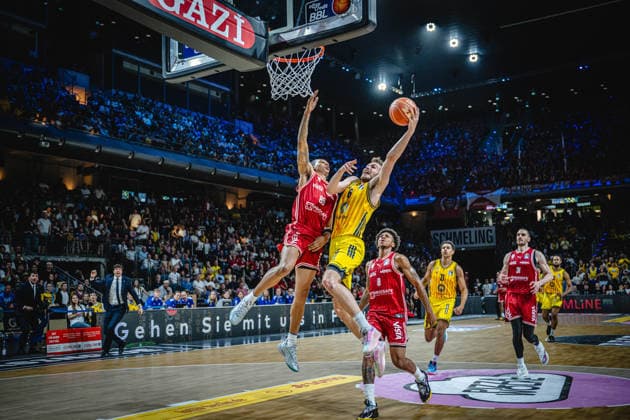Basketball Berlin 019.06.2026 Saison 2025 2026 EasyCredit BBL 1. Bundesliga Männer, Herren Playoffs Halbfinale Spiel 5 Alba Berlin - BMA365 Bamberg Baskets Malte Delow (Alba Berlin, No.06) Austin Crowley (Bamberg, No.55)