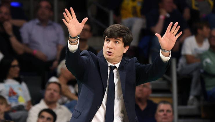 Trainer Pedro Calles gibt Anweisungen Aktion Oberkörper Basketball BBL Bundesliga Herren Play Off Halbfinale 5.Spiel Saison 2025 2026 09.06.2026 ALBA Berlin vs BMA365 Bamberg Baskets