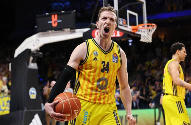 Justin Bean jubelt nach Spielende Freude Emotion Basketball BBL Bundesliga Herren Play Off Halbfinale 5.Spiel Saison 2025 2026 09.06.2026 ALBA Berlin vs BMA365 Bamberg Baskets