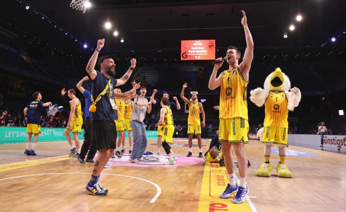 re. Malte Delow mit Mikrofon und Alba Mannschaft jubelt nach Spielende unf Finaleinzug Freude Emotion Basketball BBL Bundesliga Herren Play Off Halbfinale 5.Spiel Saison 2025 2026 09.06.2026 ALBA Berlin vs BMA365 Bamberg Baskets