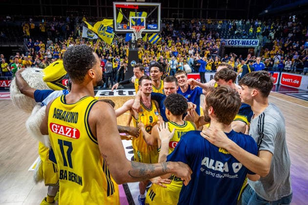 Basketball Berlin 019.06.2026 Saison 2025 2026 EasyCredit BBL 1. Bundesliga Männer, Herren Playoffs Halbfinale Spiel 5 Alba Berlin - BMA365 Bamberg Baskets Alba gewinnt Spiel 5 Jubel Norris Agbakoko (Alba Berlin, No.17) Jonas Mattisseck (Alba Berlin, No.09) Martin Hermannsson (Alba Berlin, No.15) Jack Kayil (Alba Berlin, No.07) Malte Delow (Alba Berlin, No.06) und andere Fans