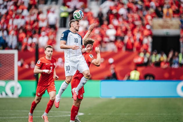 Fußball Herren FIFA Fußball-Weltmeisterschaft 2026 Gruppe B Kanada vs. Bosnien-Herzegowina 12.06.2026 Kopfball Ermedin Demirovic ( 10, Bosnien-Herzegowina) Toronto Toronto Stadium Ontario Kanada