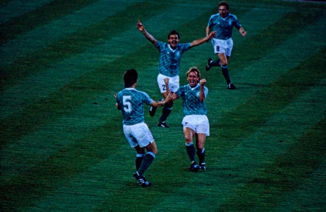 WM 1990 - Halbfinale - Deutschland vs England WM 1990 in Italien, Stadio delle Alpi in Turin, Halbfinale: Deutschland vs England 1:1, 4:3 n.E.. Torjubel der deutschen Mannschaft, v.l. Klaus Augenthaler (5), Stefan Reuter (2), Andreas Brehme (3) und Thomas Hässler (8). Turin Copyright: xUnitedxArchivesx xSvenxSimonxSportx SVS_95020000989