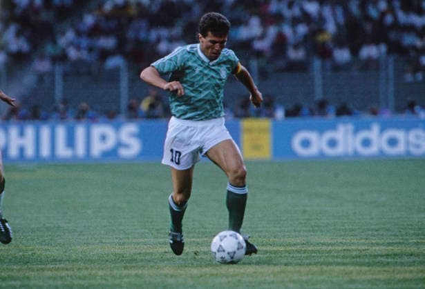 WM 1990 - Halbfinale - Westdeutschland vs England WM 1990 in Italien, Stadio delle Alpi in Turin, Halbfinale: Westdeutschland vs England, 1:1 n.V. (4:3 i.E.), Lothar Matthäus (Westdeutschland, Nummer 10) am Ball. Turin Copyright: xUnitedxArchivesx xSvenxSimonxSportx SVS_95020001022