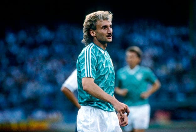 WM 1990 - Halbfinale - Deutschland vs England WM 1990 in Italien, Stadio delle Alpi in Turin, Halbfinale: Deutschland vs England 4:3 n.E. (1:1, 1:1, 0:0). Rudi Völler (Deutschland, Nr. 9). Turin Copyright: xUnitedxArchivesx xSvenxSimonxSportx SVS_95020001030