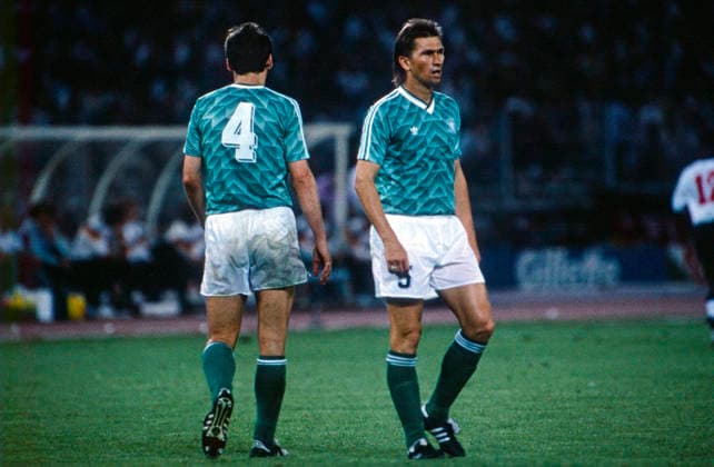 WM 1990 - Halbfinale - Deutschland vs England WM 1990 in Italien, Stadio delle Alpi in Turin, Halbfinale: Deutschland vs England 1:1 n.V. (4:3 i.E.). Die deutschen Spieler Jürgen Kohler (Nr. 4) und Klaus Augenthaler (Nr. 5) auf dem Spielfeld. Turin Copyright: xUnitedxArchivesx xSvenxSimonxSportx SVS_95020001155