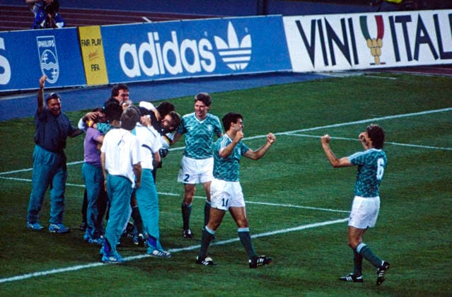 WM 1990 - Halbfinale - Deutschland vs England WM 1990 in Italien, Stadio delle Alpi in Turin, Halbfinale: Deutschland vs England 4:3 n.E.. Jubel der deutschen Mannschaft nach dem gewonnenen Elfmeterschiessen, v.l.n.r. Stefan Reuter (2), Thomas Berthold (14) und Guido Buchwald (6). Turin Copyright: xUnitedxArchivesx xSvenxSimonxSportx SVS_95020001192