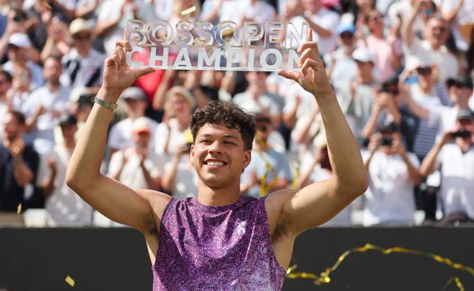 Stuttgart , Tennis , BOSS Open Finale , Sieger Ben Shelton (USA) mit Pokal bei der Siegerehrung