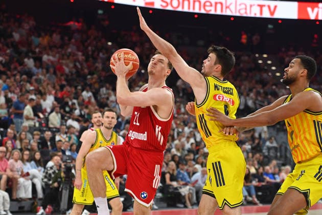 Justus HOLLATZ (FCB), Aktion,Zweikampf gegen Jonas MATTISSECK (Alba Berlin), re:Moses WOOD (Berlin) Basketball BBL,Saison 2025 2026 Play Off Finale Spiel 2, FC Bayern Muenchen - Alba Berlin am 14.06.2026 S A P G A R D EN