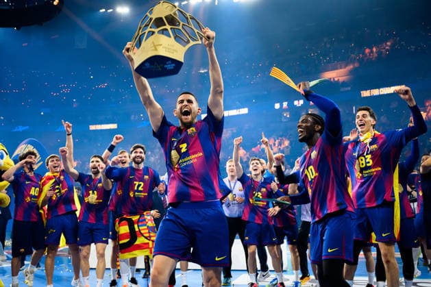 Koeln, Deutschland: Handball EHF CL Final 4 - Finale - Barca - Fuechse Berlin Antonio Bazan Legasa (Barcelona) mit dem Pokal Schlussjubel Schlußjubel Emotion Freude Koeln Lanxess Arena Nordrhein-Westfalen Deutschland